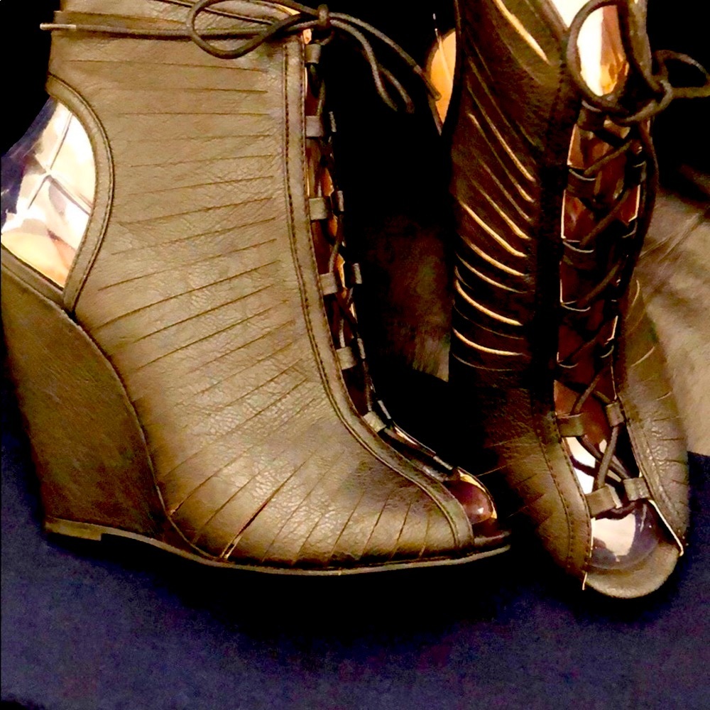 Thriving black wedges that have people talking!